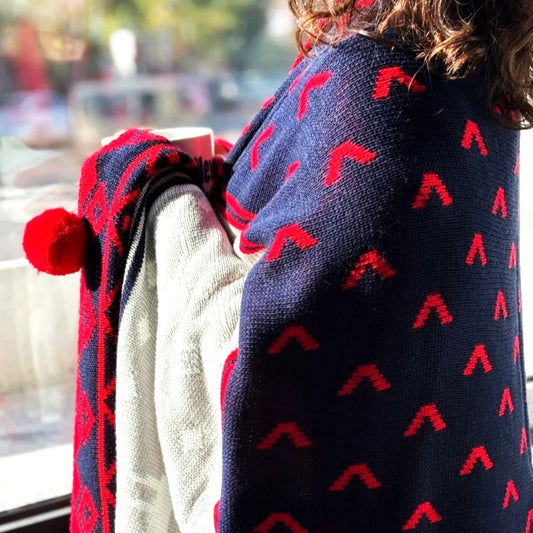 Пухкаво коледно одеяло с помпони в двоен размер , код KL-61